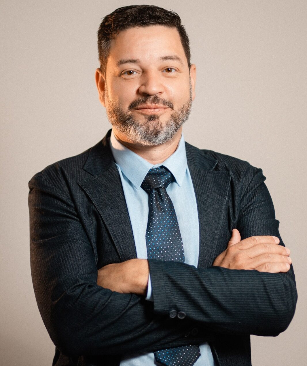 Reunião de atendimento jurídico corporativo focado em proteção patrimonial e direito bancário